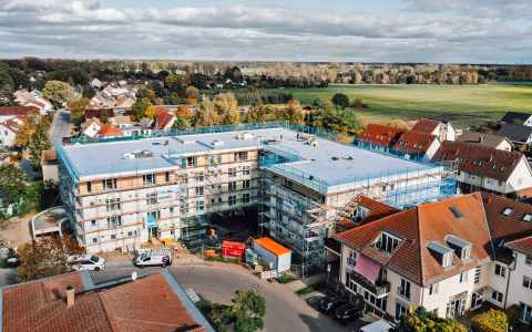 BaupolitikerInnen besichtigen in Saarmund Brandenburgs größtes Wohngebäude aus Holz